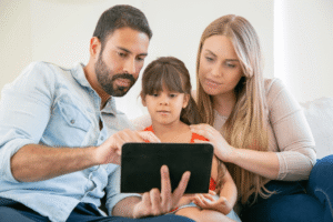 Control parental, Family Link, Qustodio, Seguridad digital, Crianza tecnológica, Redes sociales adolescentes, Protección infantil, Apps de control